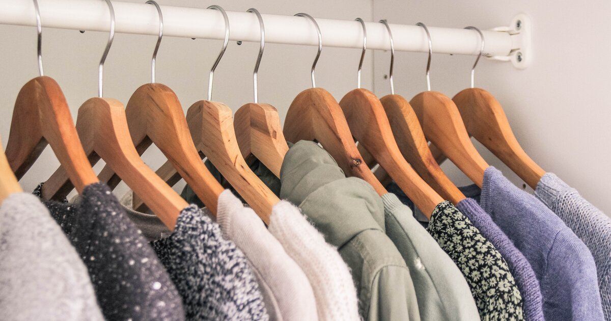 Zusammenlegen oder aufhängen? So solltest du deine Kleidungsstücke wirklich aufbewahren